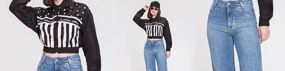 menina com calça jeans e blusa cropped segurando boné